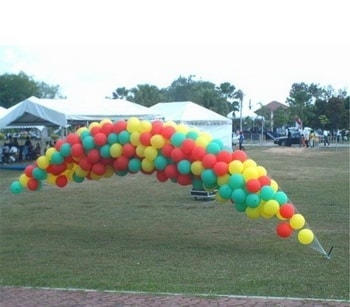 file iinde 250 adet renkli uan balon brakma