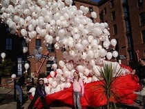 file iinde 300 adet renkli uan balon brakma